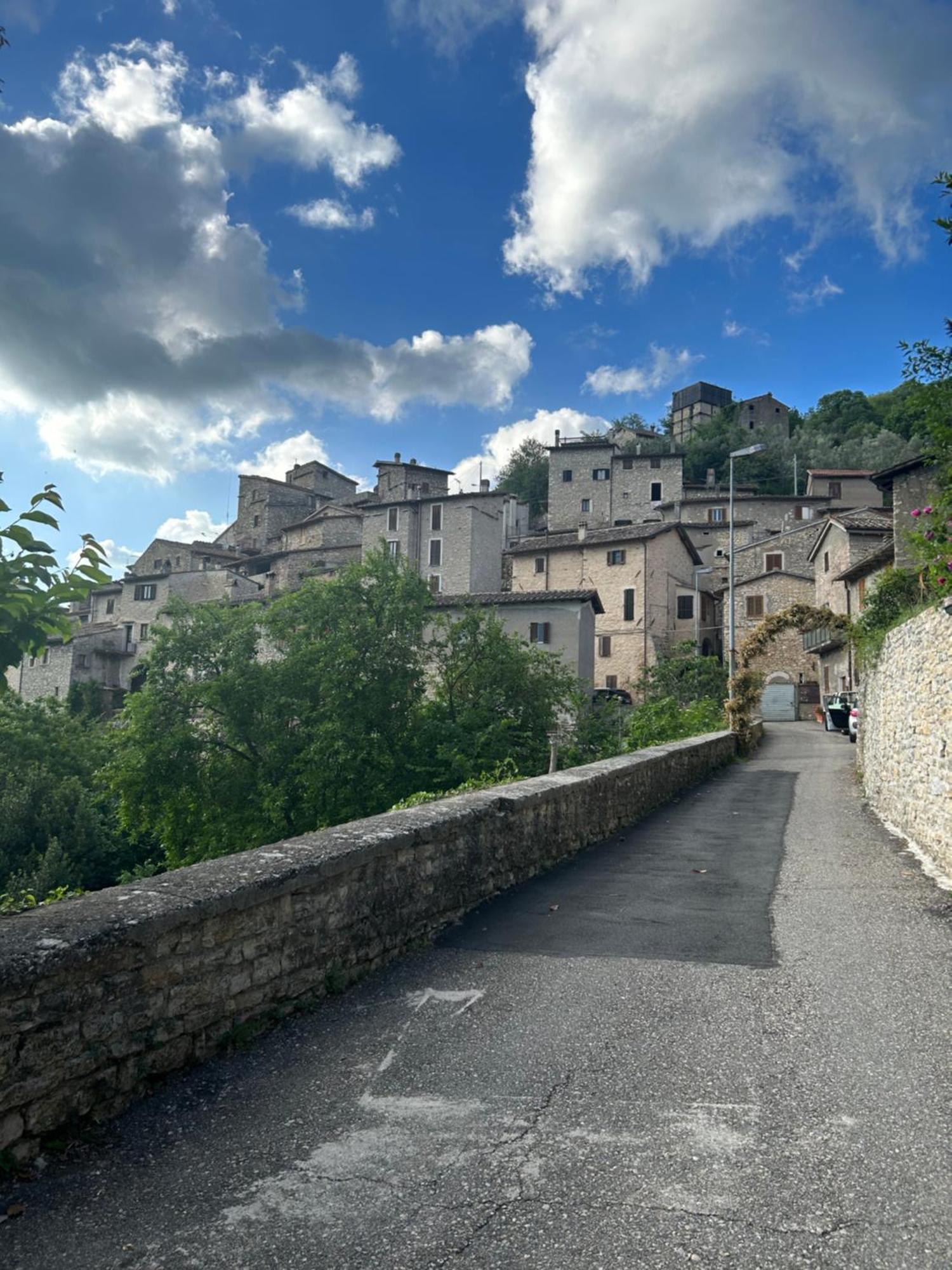 Appartamento Storico A Valle San Martino Di Сполето Экстерьер фото